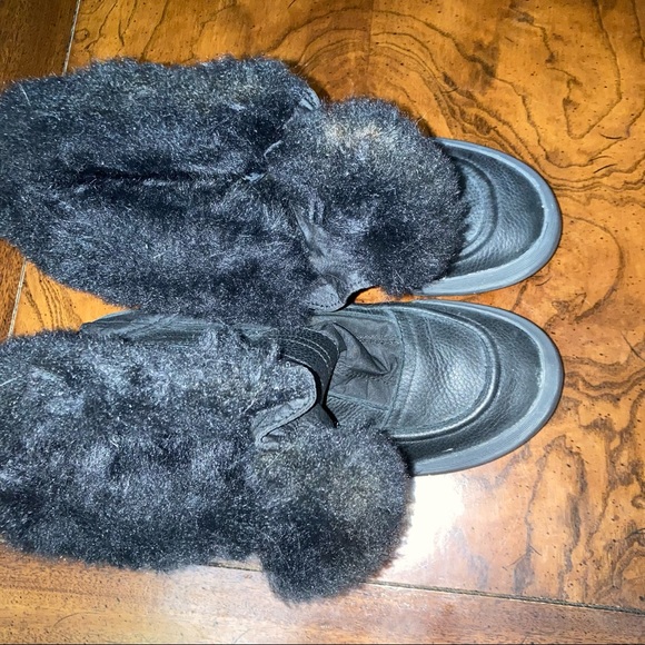 Women’s 8.5 waterproof black boots, lined with warm faux fur and great for bad - Picture 7 of 8